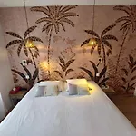 Logis - Et Restaurant Les Voyageurs 2*
