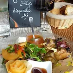Logis - Et Restaurant Les Voyageurs מלון