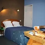 Logis - Et Restaurant Les Voyageurs 2*