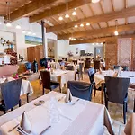 Logis - Et Restaurant Les Voyageurs מלון