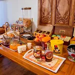 Logis - Et Restaurant Les Voyageurs מלון