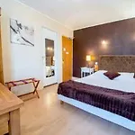 מלון Logis - Et Restaurant Les Voyageurs 2*