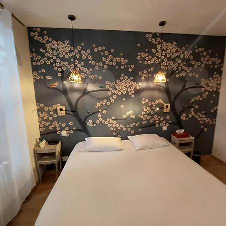 Logis - Et Restaurant Les Voyageurs 2*