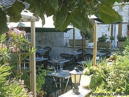 Logis - Et Restaurant Les Voyageurs 2*