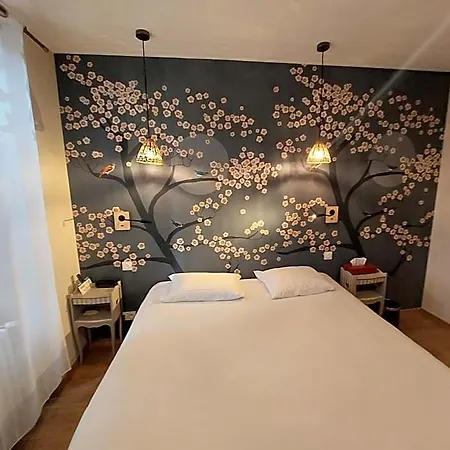 Logis - Et Restaurant Les Voyageurs מלון