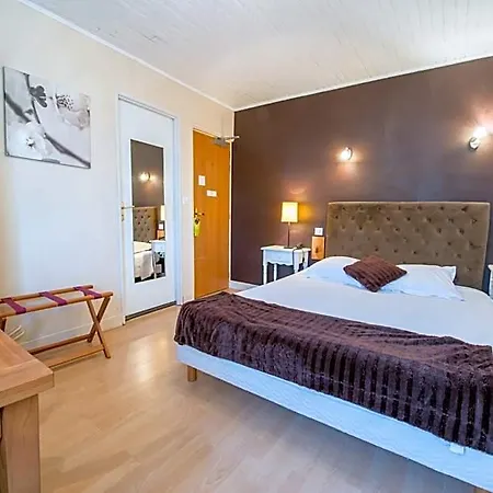 Logis - Et Restaurant Les Voyageurs מלון 2*