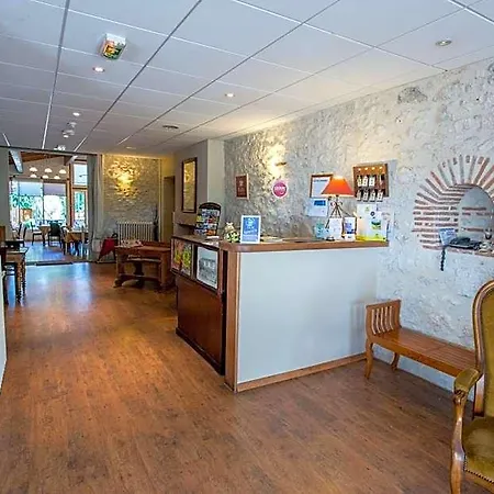 Logis - Et Restaurant Les Voyageurs 2*