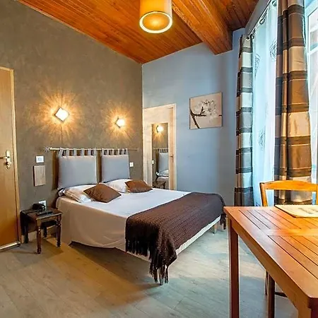 Logis - Et Restaurant Les Voyageurs מלון 2*