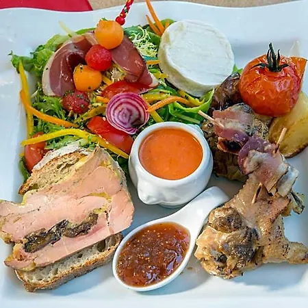 Logis - Et Restaurant Les Voyageurs מלון 2*