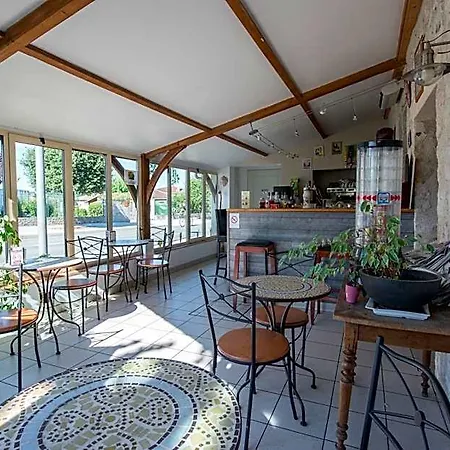 מלון Logis - Et Restaurant Les Voyageurs 2*