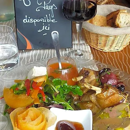 מלון Logis - Et Restaurant Les Voyageurs
