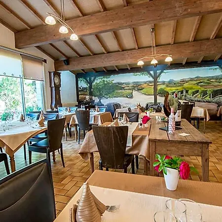 Logis - Et Restaurant Les Voyageurs מלון