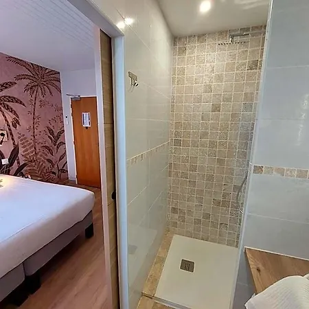Logis - Et Restaurant Les Voyageurs מלון 2*