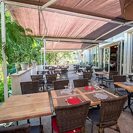 Logis - Et Restaurant Les Voyageurs מלון 2*