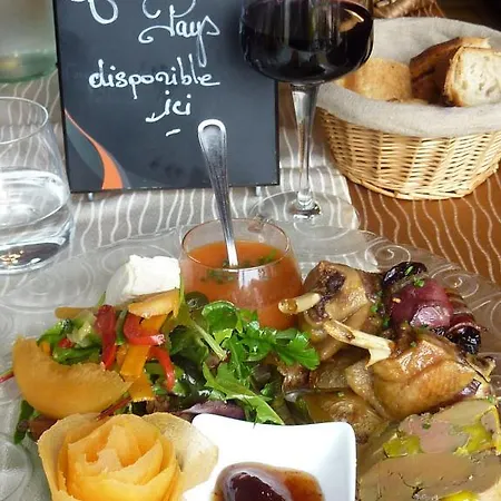 Logis - Et Restaurant Les Voyageurs מלון
