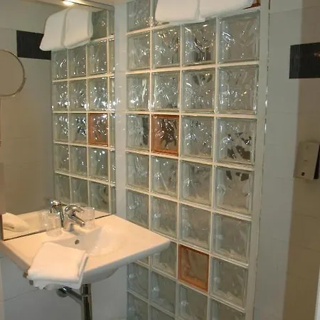 Logis - Et Restaurant Les Voyageurs מלון 2*