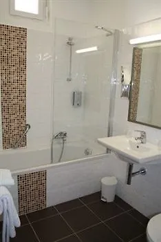 Logis - Et Restaurant Les Voyageurs Hotel