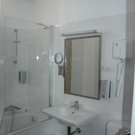 מלון Logis - Et Restaurant Les Voyageurs 2*