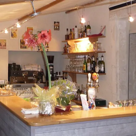 Logis - Et Restaurant Les Voyageurs 2*