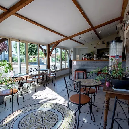 Hotel Logis - Et Restaurant Les Voyageurs 2*