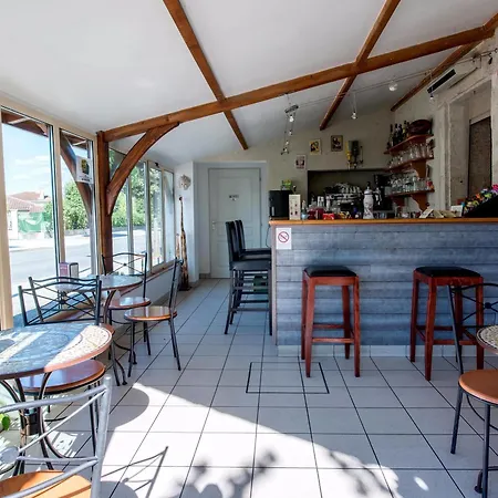 Logis - Et Restaurant Les Voyageurs Hotell