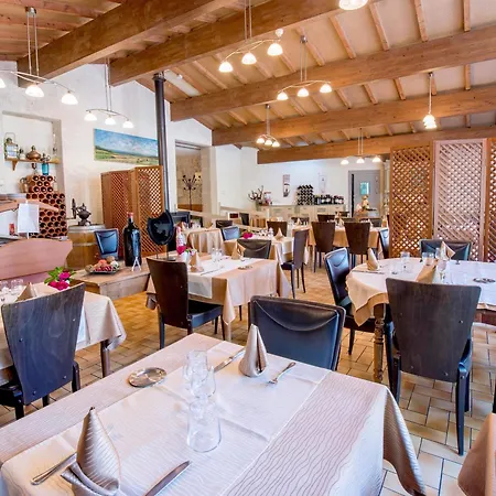 Logis - Et Restaurant Les Voyageurs מלון
