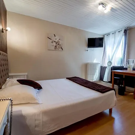 Logis - Et Restaurant Les Voyageurs 2*