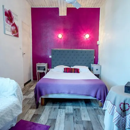 Logis - Et Restaurant Les Voyageurs 2*