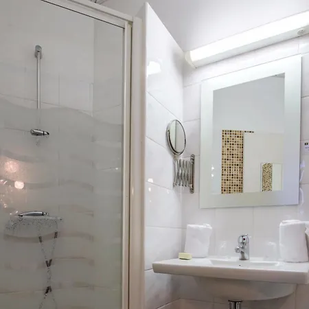 Logis - Et Restaurant Les Voyageurs Tournon-dʼAgenais