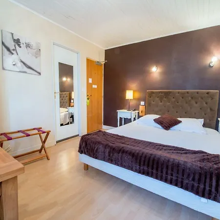 Logis - Et Restaurant Les Voyageurs 2*