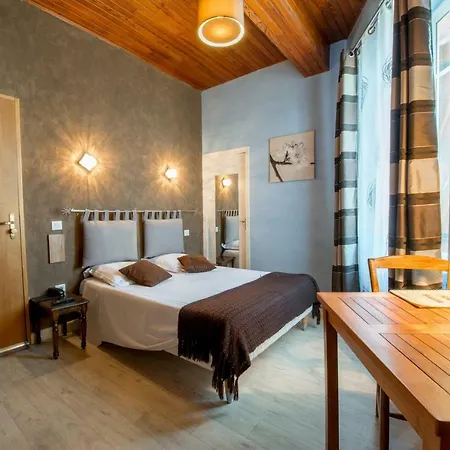 Hotel Logis - Et Restaurant Les Voyageurs 2*
