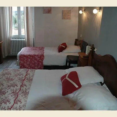 Logis - Et Restaurant Les Voyageurs 2*