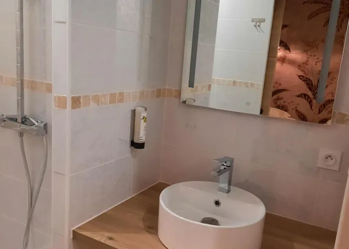 Logis - Et Restaurant Les Voyageurs 2*